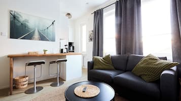 Appartement, uitzicht op stad | Woonruimte | Een flatscreentelevisie