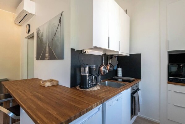 Apartemen, pemandangan kota | Dapur pribadi | Lemari es besar, microwave, oven, dan kompor