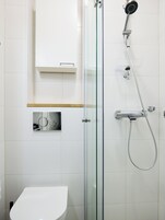 Apartamento, vistas a la ciudad | Baño | Ducha, secador de pelo, toallas y jabón