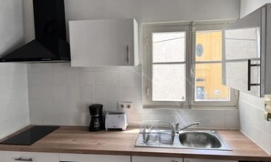 Fridge, coffee/tea maker, toaster, cookware/dishes/utensils - Studio for 3 People (Antibes)