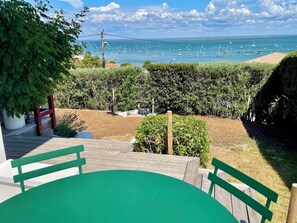 Outdoor dining - Wonderful newly renovated house with fantastic bay views (Lège-Cap-Ferret)
