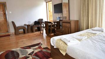 Muebles diferentes, espacio para trabajar con laptop y ropa de cama