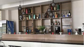 Bar (trong khuôn viên)