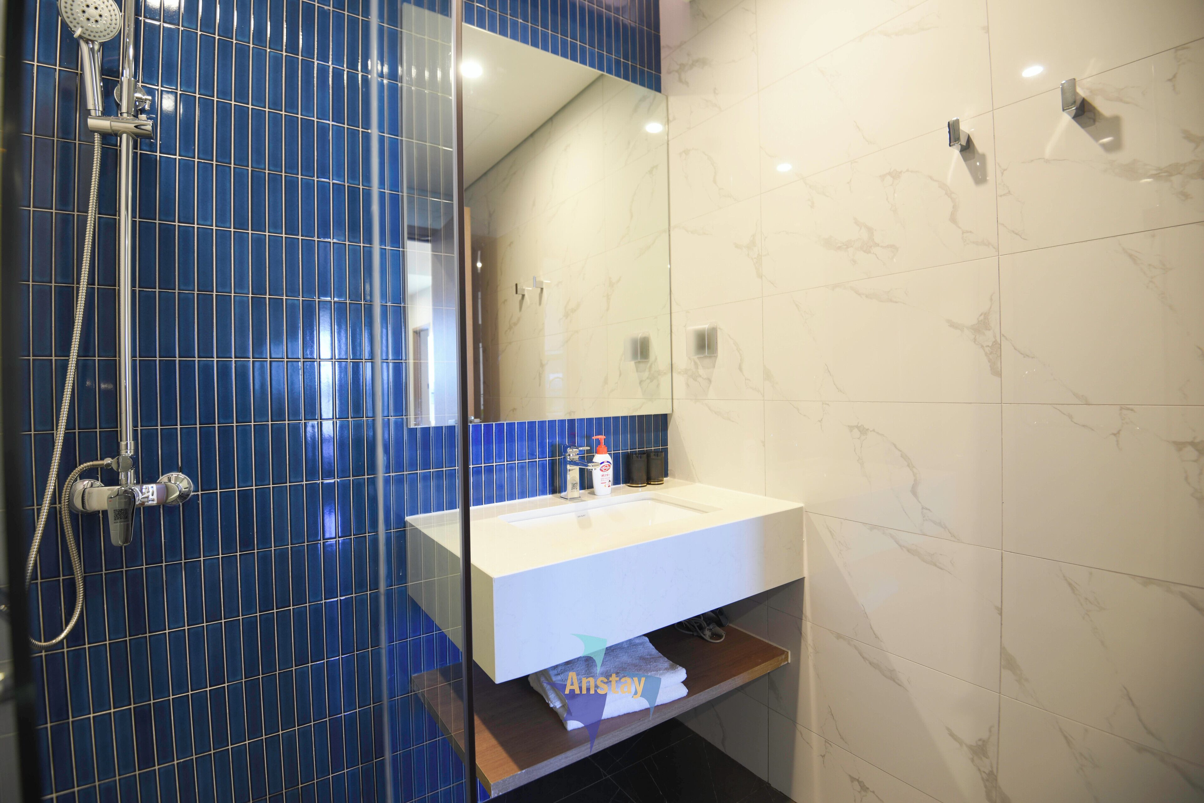 Dusch, bubbelbadkar, hårtork och bidé