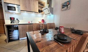 Dishwasher, cookware/dishes/utensils - Apartment in Les Gets Near Mont Chery (Les Gets)