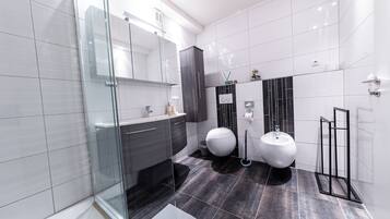 Een douche, een haardroger, een bidet, handdoeken