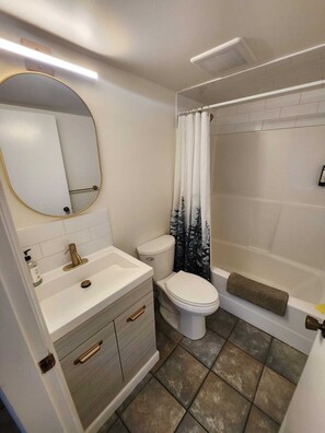 مجففات شعر، مناشف، صابون، ورق حمّام