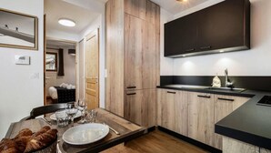 Fridge, microwave, dishwasher, cookware/dishes/utensils - Apartment in Nantailly With Mont Blanc View (Hauteluce)