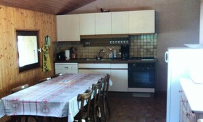 Lemari es, microwave, oven, dan mesin pencuci piring