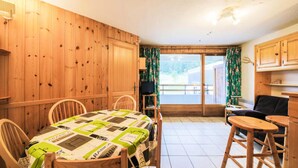 Dining - Comfort 1-bedroom Apartment (Araches-la-Frasse)