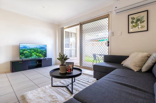 Bright & Cozy Duplex near Logan Central Comforts