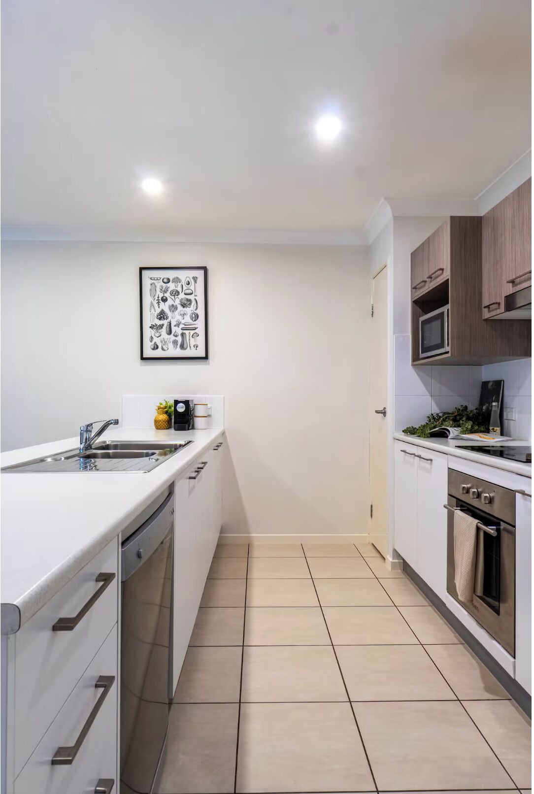 Een magnetron, een oven, een kookplaat, een vaatwasser