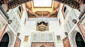 Habitación triple clásica, vistas al patio | Interior