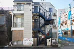 A multi-story building with a fire escape, a sign for Shibuya Star, and construction scaffolding on the right. - Shinjuku 202 for 2 peoples, private toilet + small kitchen (中野區)