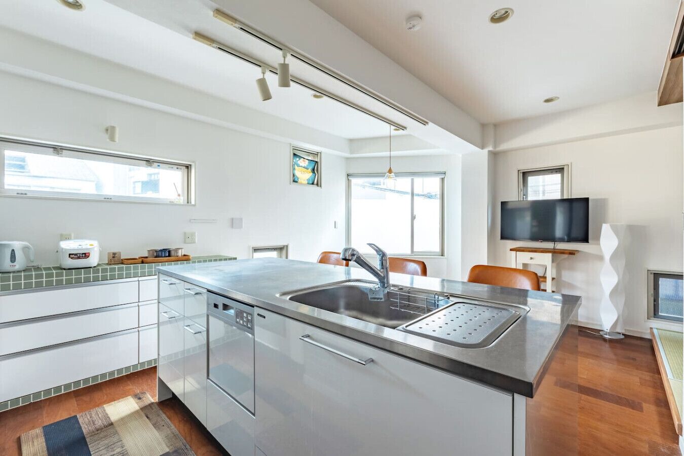 Een koelkast, een magnetron, kookgerei, borden en bestek