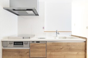 Fridge, cookware/dishes/utensils - JR yamanote line ikebukuro (Toshima City)