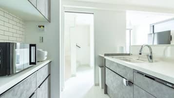 Fridge, cookware/dishes/utensils