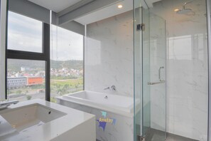 Dusche, Whirlpool, Haartrockner, Bidet