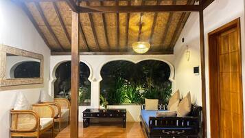 Quarto casal conforto, vista para a piscina | Área de estar