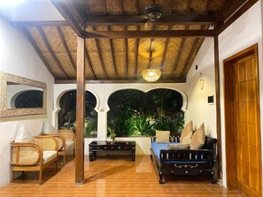 Quarto casal conforto, vista para a piscina | Área de estar