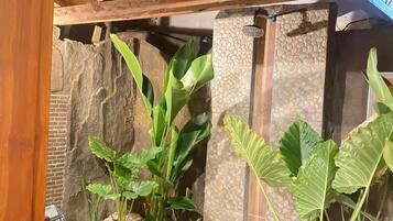 Quarto casal conforto, vista para a piscina | Banheiro | Toalhas de banho, sabonete, shampoo, papel higiênico