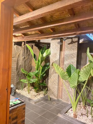 Quarto casal conforto, vista para a piscina | Banheiro | Toalhas de banho, sabonete, shampoo, papel higiênico