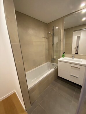Douche, séchoir à cheveux, bidet, serviettes fournies