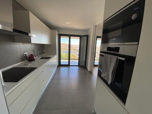 Fridge, microwave, oven, stovetop - Faro • Lux Terrasse - Private Jacuzzi, 50 m² terrace, rooftop pool (Faro)