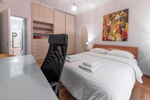 City Apartment | Individually decorated, individually furnished, desk, laptop workspace - Alopece City Apartment (Athens)