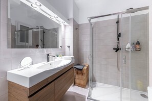 Apartamento urbano | Banheiro | Chuveiro, chuveiro com efeito de chuva, produtos de toalete grátis 
