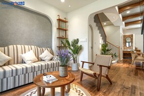 Deluxe villa, 3 slaapkamers | Woonruimte | Een 65-inch ledtelevisie met kabelzenders en streamingdiensten