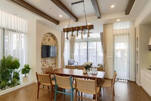 Deluxe Villa, 4 Bedrooms, Golf View | Ruang tamu | 65 inci televisyen LED dengan kabel, perkhidmatan penstriman 