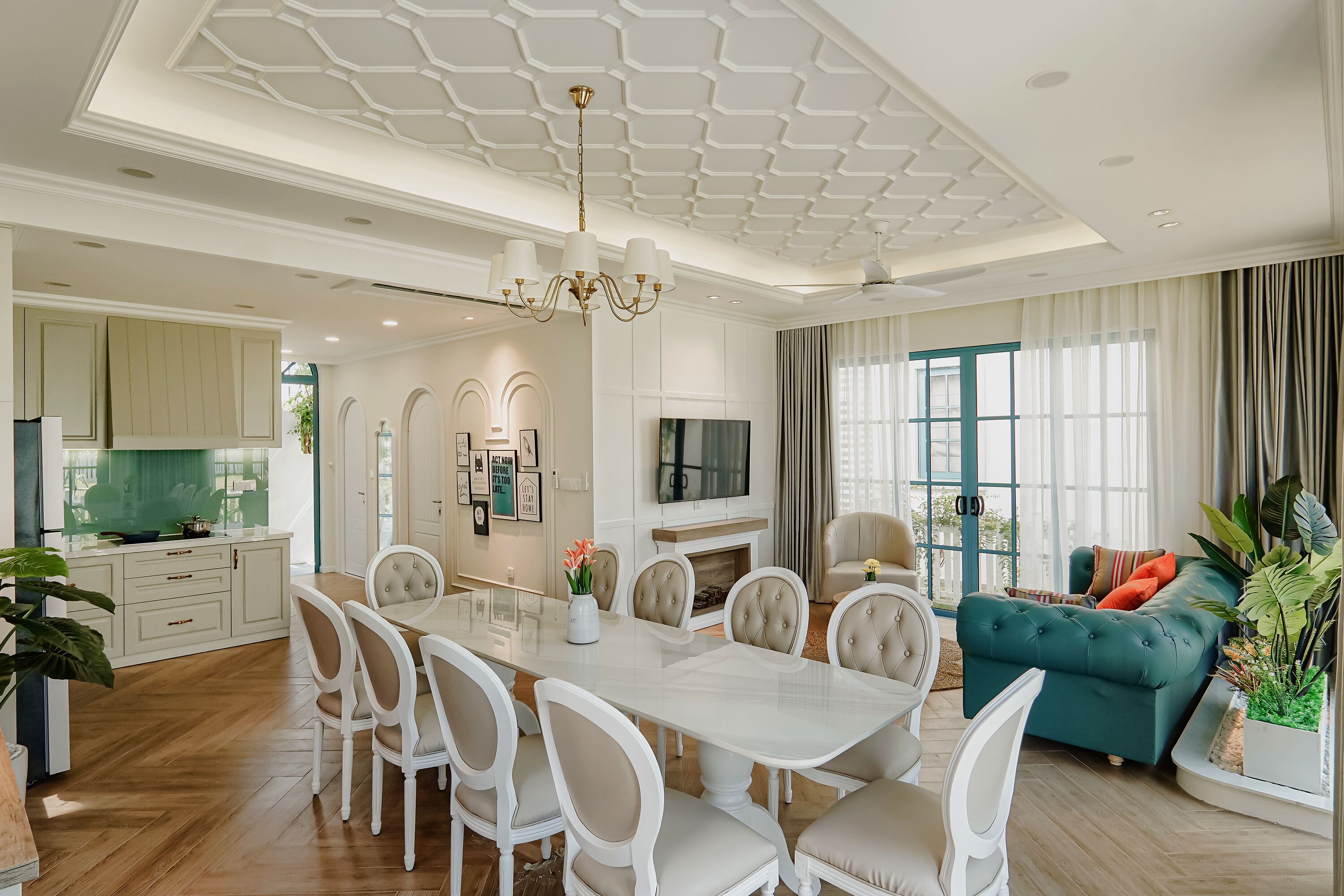 豪華別墅, 3 間臥室, 高球場景觀 | 起居區 | 65-吋LED 液晶電視、有線頻道、串流服務