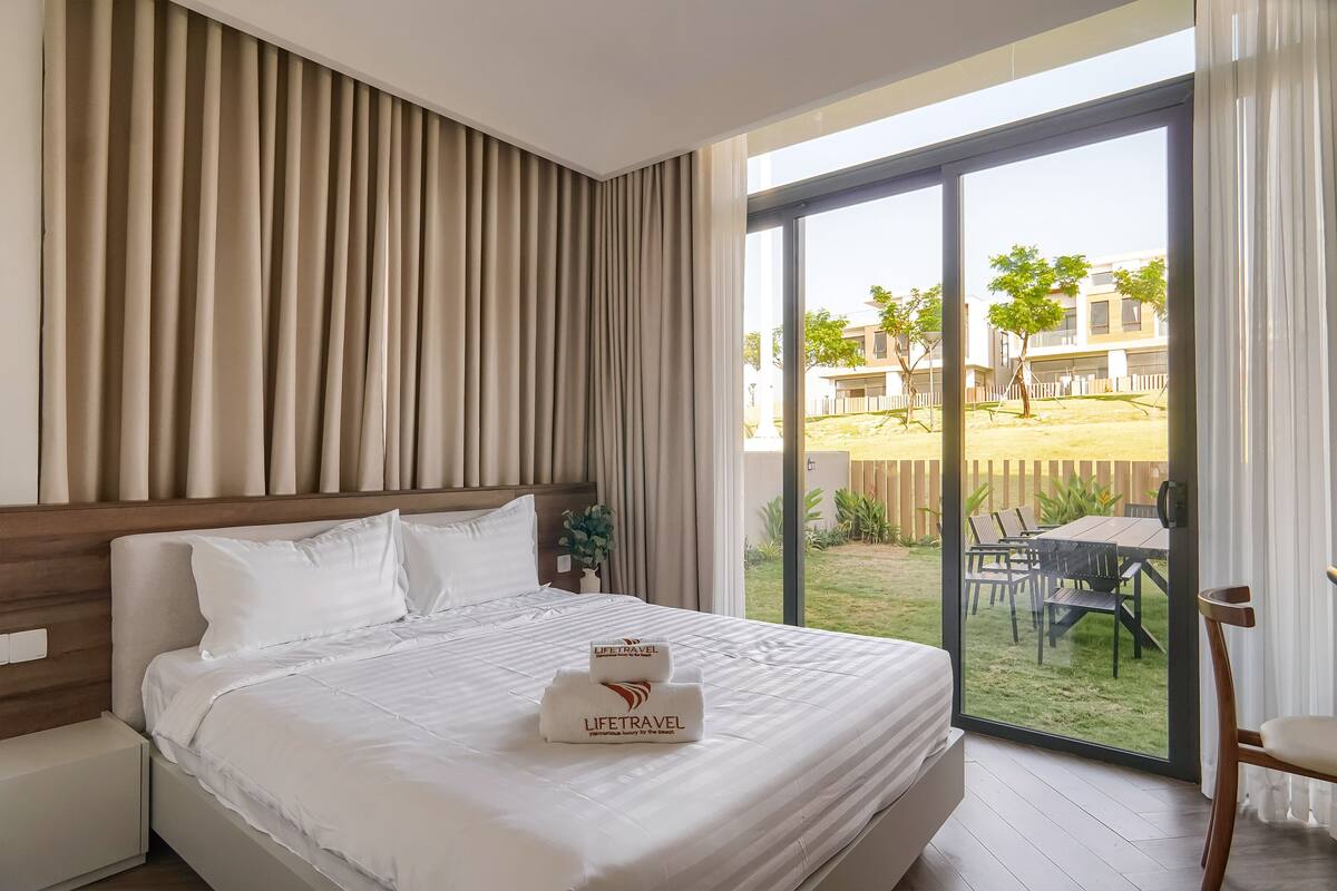 5.4 - 2.44 4-Bedroom - Golf Course View | Free minibar, desk, laptop workspace, free WiFi