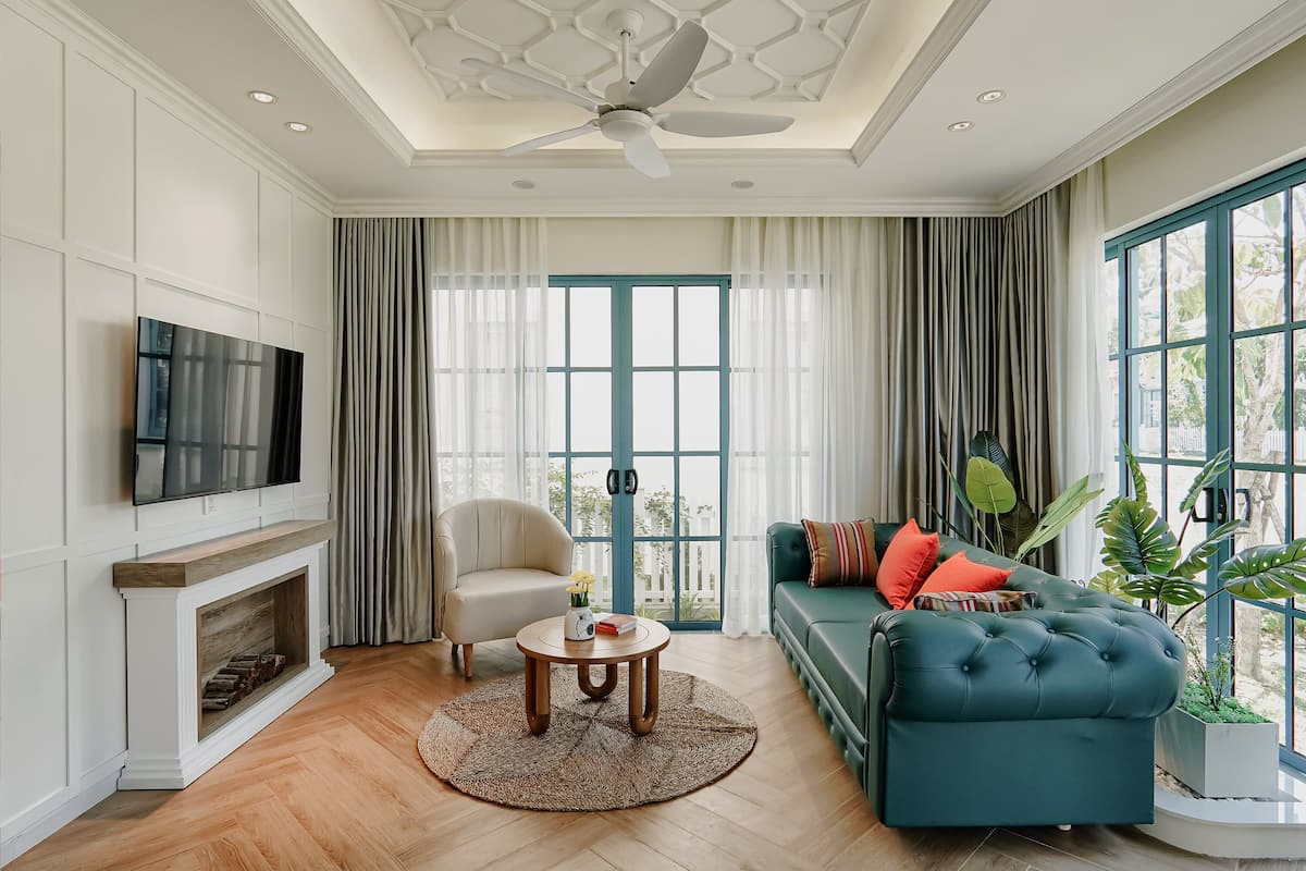 LT 1.3 - 02.16 3-BEDROOM - SEA VIEW | Living area | 65-inch LED TV with cable channels