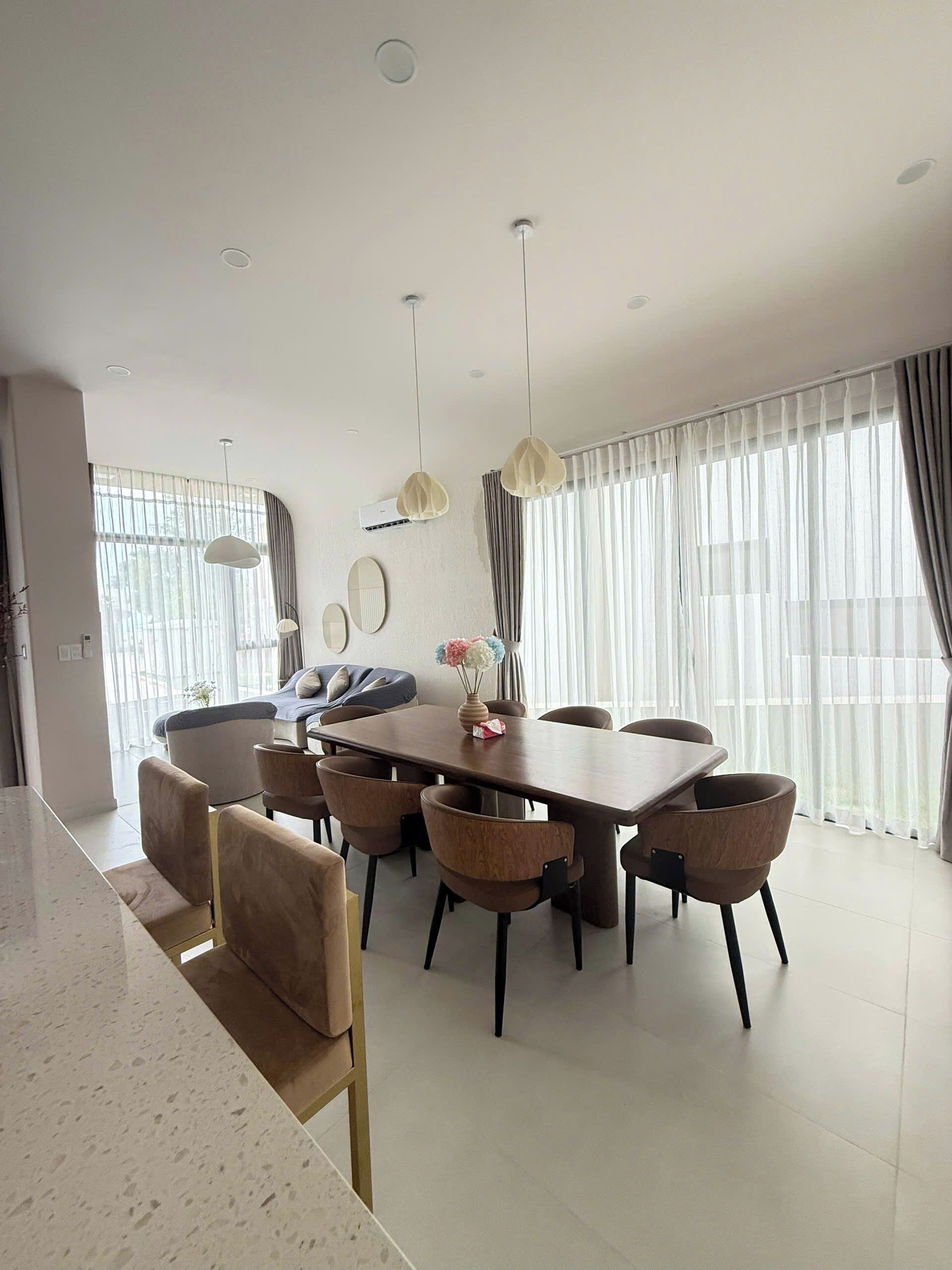5.4 - 01.31 3-BEDROOM - INTERIOR VIEW | Articles de minibar gratuits, bureau