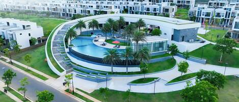 4 piscines extérieures