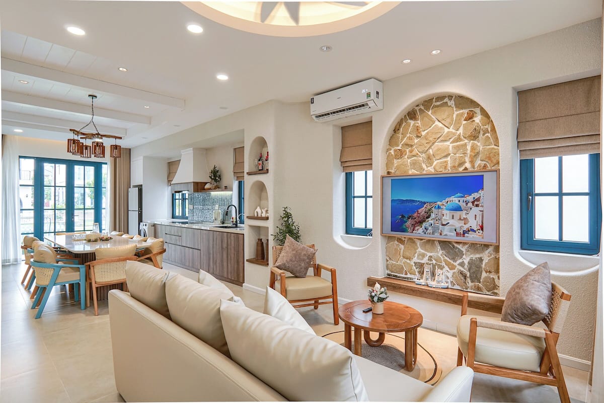 Deluxe-Villa, 4 Schlafzimmer, Blick auf den Innenhof | Wohnzimmer | 65-Zoll-LED-Fernseher mit Kabelempfang, Streaming-Dienste