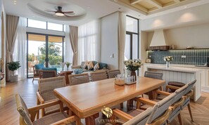 Deluxe villa, 3 slaapkamers, uitzicht op zwembad | Dineren op de kamer