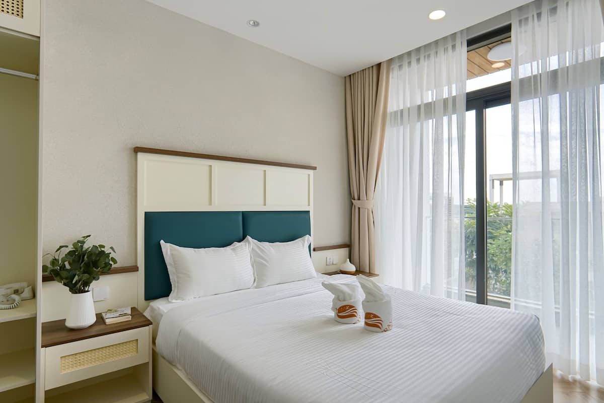 5.5 - 02.90 4-Bedroom Golf Course View | Free minibar, desk, laptop workspace, free WiFi