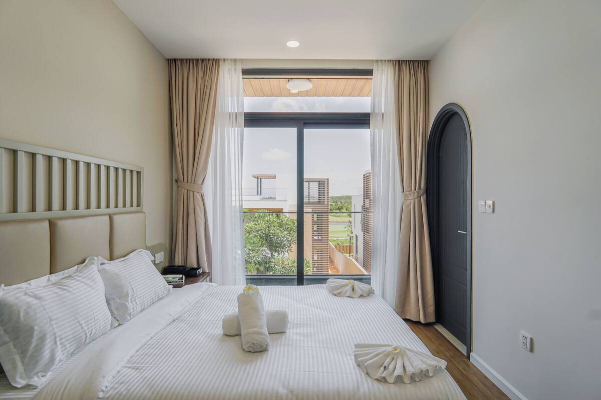 5.5 - 02.72 4-Bedroom - Golf Course View | Free minibar, desk, laptop workspace, free WiFi