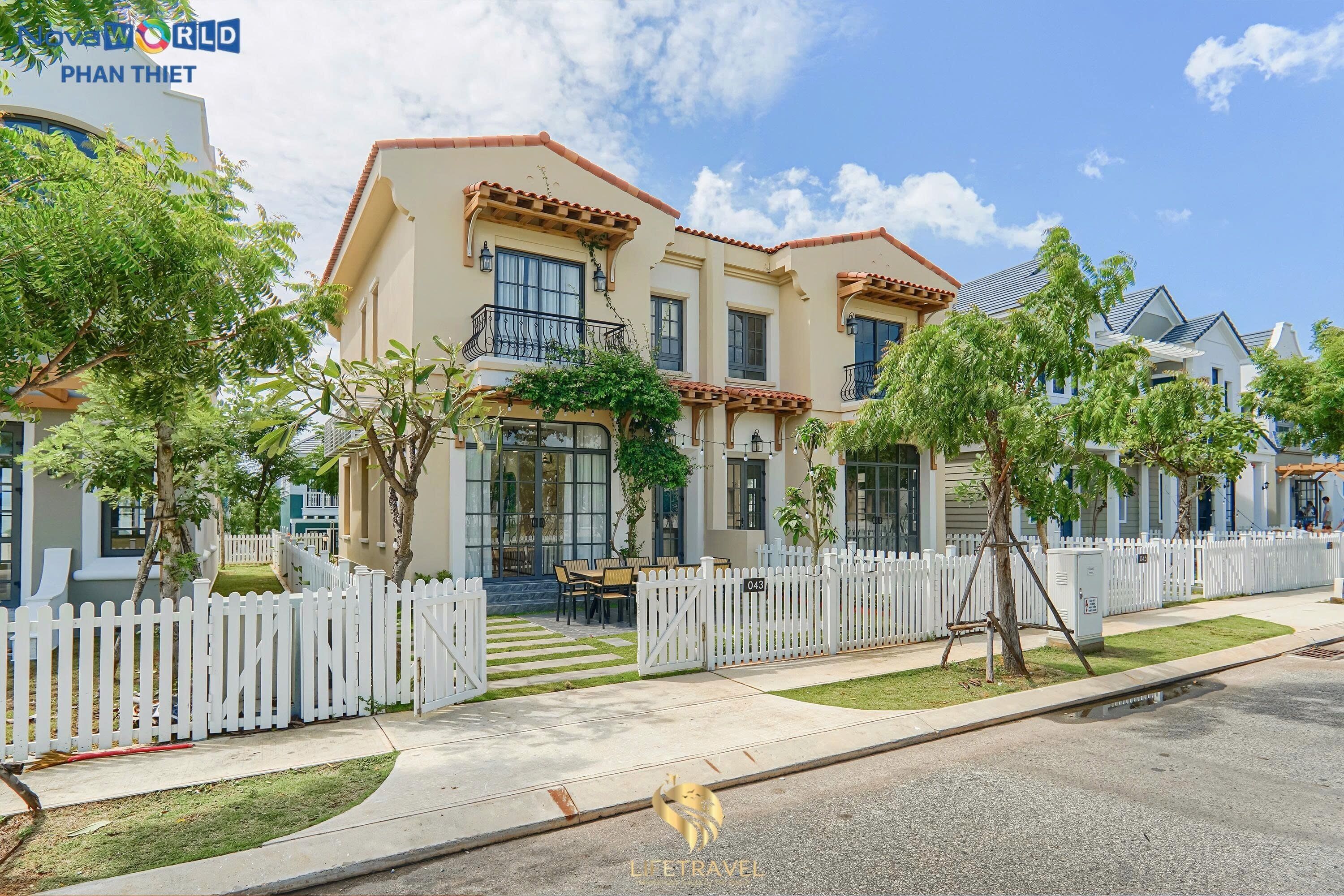 Desk, laptop workspace, free WiFi, bed sheets