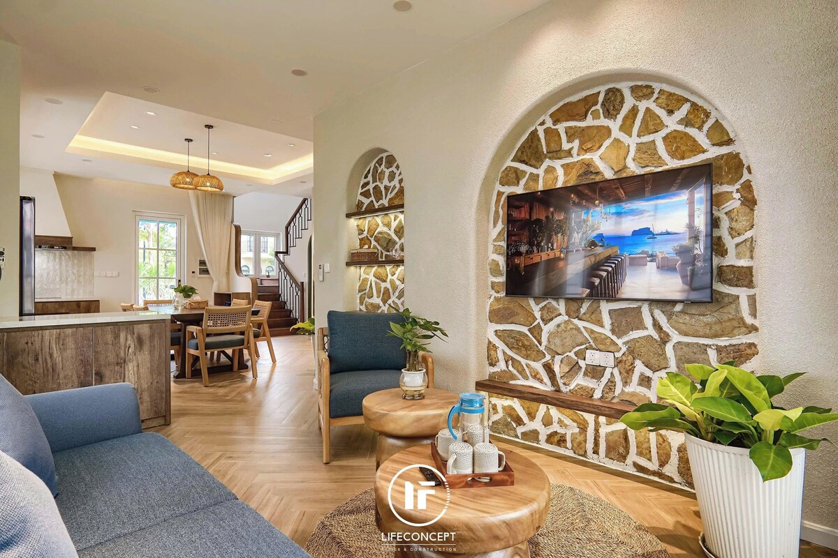 LT 1.7 - 02.07 2-BEDROOM VILLA FLORIA NOVAWORLD PHAN THIET  | Minibar (free items), desk, laptop workspace, WiFi (free)