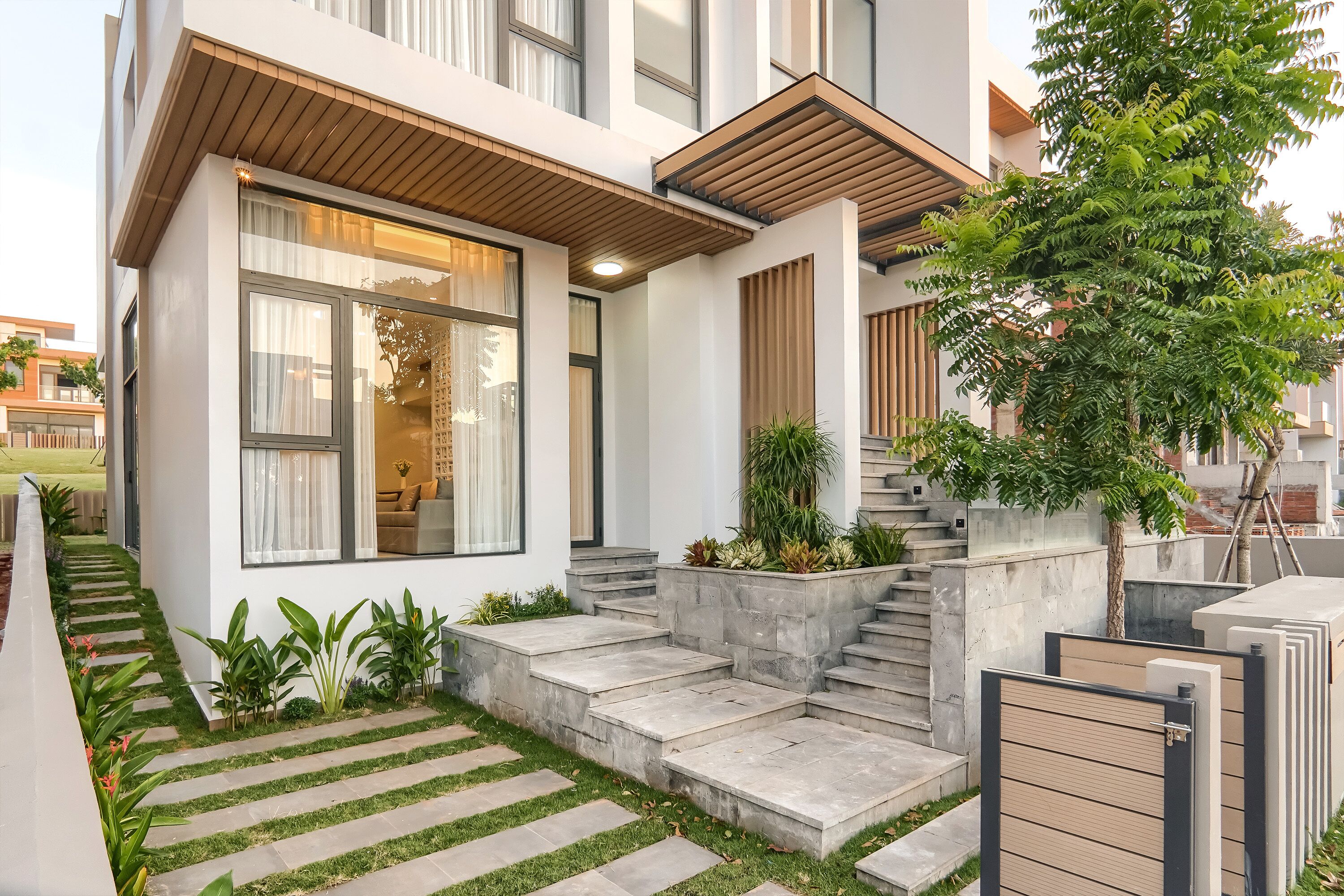 Vista frontal de la propiedad