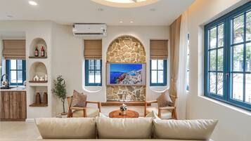 Deluxe Villa, 4 Bedrooms, Courtyard View | Living area