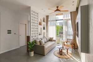 Deluxe Villa, 4 Bedrooms, Golf View | Ruang tamu | 65 inci televisyen LED dengan kabel, perkhidmatan penstriman 