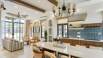 Deluxe villa, 4 slaapkamers | Gemeenschappelijke keuken | Een koelkast met diepvriezer, een microgolfoven, een kookplaat