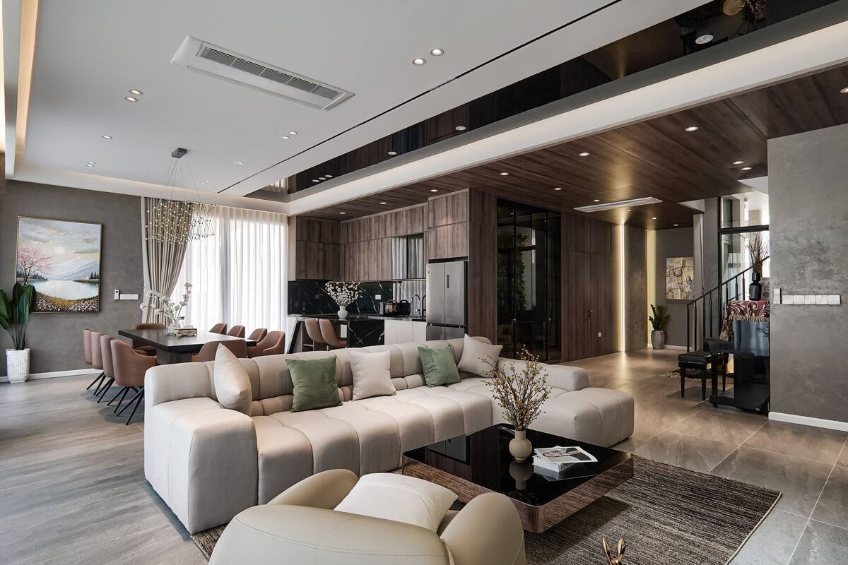 5.5 - 01.16 4-Bedroom Golf Course | Living area | 65-inch LED TV with cable channels
