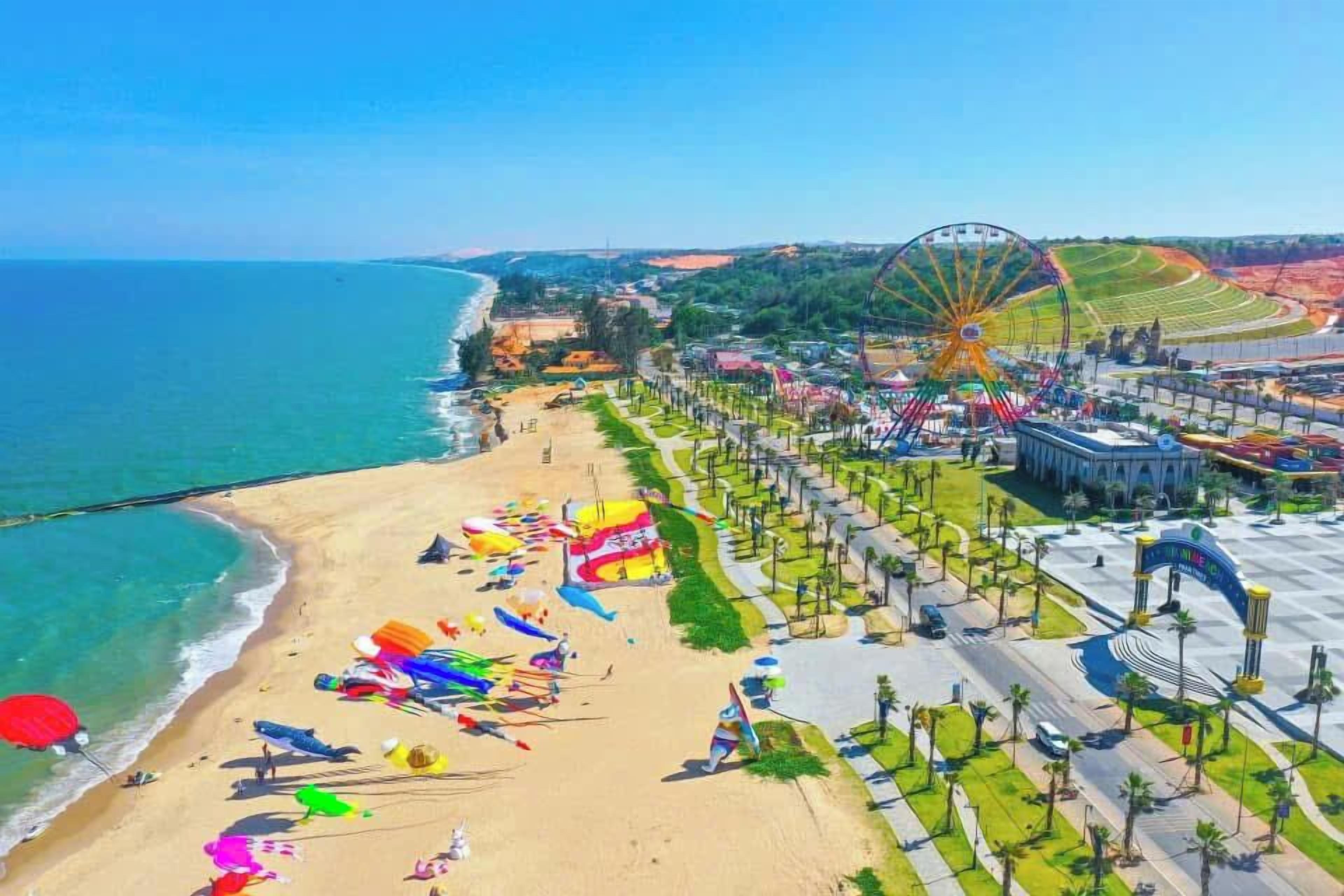 Di pantai, pasir putih, selancar angin, dan berkayak