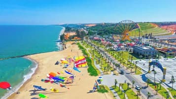 Di pantai, pasir putih, selancar angin, dan berkayak